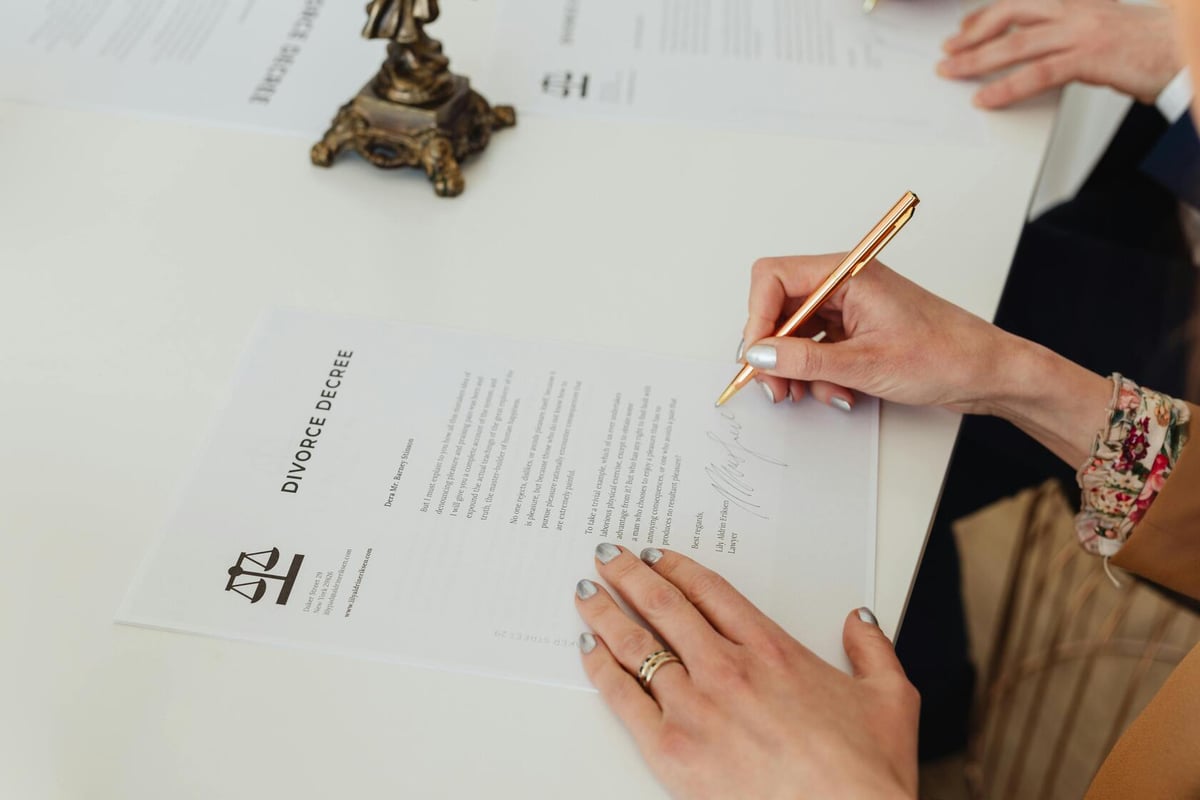 Swiss notary signing the incorporation deed — fixed-fee engagement process